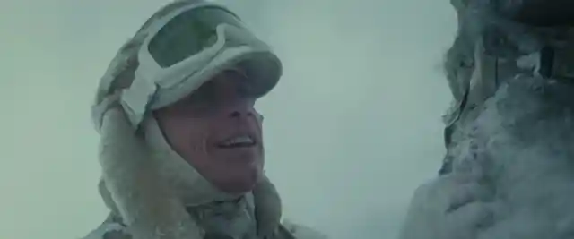 Wie hält sich Luke in "Das Imperium schlägt zurück" während eines schlimmen Schneesturms auf dem Eisplaneten Hoth warm?