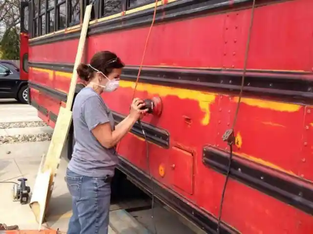 Students Renovate An Old School Bus. The Outcome Is Incredible!