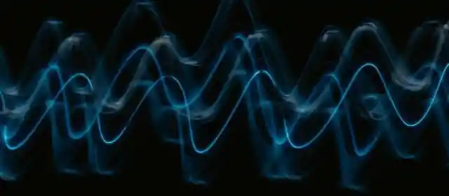How loud a sound is, in terms of a sound wave, is determined by ____.