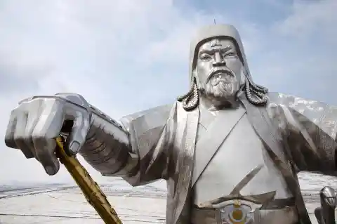 ¿Qué imperio fundó Gengis Khan?