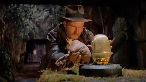 In welchem Film gibt es diese kultige Szene, in der Harrison Ford einen Schatz durch einen Sandsack ersetzt?