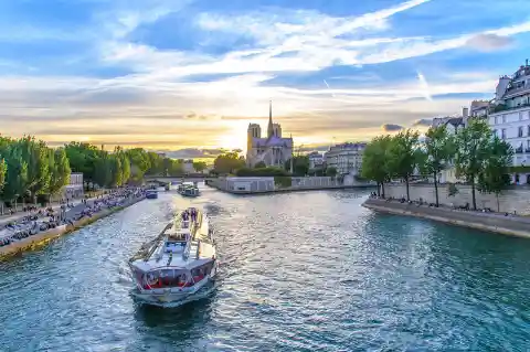 Welcher berühmte Fluss fließt durch Paris?