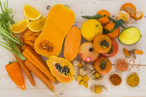 ¿Qué alimento puede volver naranja la piel de una persona, en grandes cantidades?