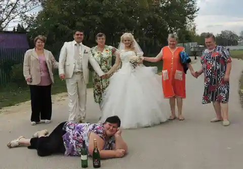 40 Funny Wedding Photos That Ooze Awkwardness And Cringe